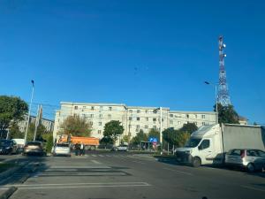 eine Straße mit vor einem Gebäude geparkten Autos in der Unterkunft Garsonieră stil hotel in Slatina
