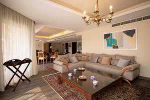 una sala de estar con un sofá y una mesa en Luxury Rooms in the Heart of Pyramids, en Kafr Ghaţāţī