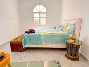 un dormitorio con una cama y una ventana en Palais Kyra, en Ounara 62 fotos más