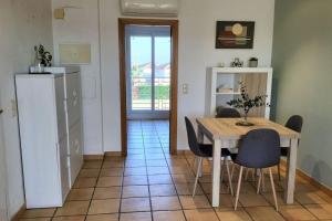 a kitchen and dining room with a table and chairs at PoolParadise Tu mejor opción in San Jorge