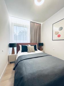 une chambre avec un grand lit et une fenêtre dans l'établissement Stare Miasto z widokiem na ogród, bezpłatny parking, szybkie Wi-Fi, à Cracovie