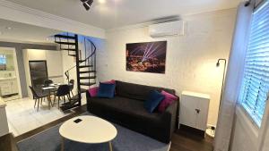 Posezení v ubytování Sleek Darlinghurst 2 bed house in ideal location
