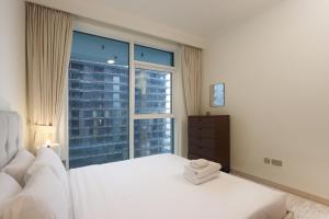 Postel nebo postele na pokoji v ubytování Beachfront 1BR at Palace Beach Direct Beach