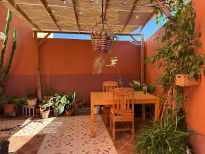 a patio with a table and chairs and plants at Casa Madre Amada in Candelaria