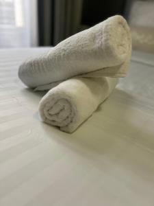 セリにあるAu pied de Disneyland Parisのテーブルの上に置かれた白いタオルの山