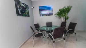 une salle à manger avec une table et des chaises en verre dans l'établissement Madu Boutique Hotel, à Tefé 10 autres photos