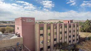 Un edificio con un cartel en el costado. en Hotel Agua del Desierto, en Calama