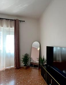 Televisyen dan/atau pusat hiburan di Roman Holiday Home +8 gambar