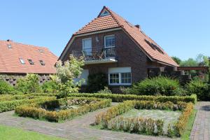 a house with a garden in front of it at Haus Fischernetz in Leezdorf