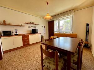 ポルト・サンタ・マルゲリータ・ディ・カオルレにあるComfortable villa near the beachのテーブルとキッチンのあるダイニングルーム