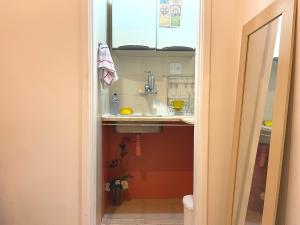 a small kitchen with a sink and a sink at Studio na Praia de Icaraí in Niterói