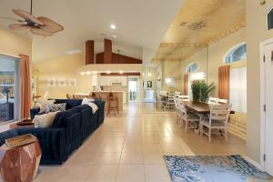 Χώρος καθιστικού στο 4BR waterfront home with saltwater pool in Punta Gorda - Fishtail