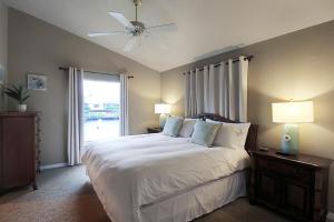 Ένα ή περισσότερα κρεβάτια σε δωμάτιο στο 4BR waterfront home with saltwater pool in Punta Gorda - Fishtail +39 φωτογραφίες
