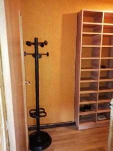 een wijnrek in een kamer naast een kast bij Imantas in Daugavpils