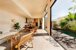 Χώρος καθιστικού στο Villa Sunset Serenity 2BR Sunset & Beach Gateway