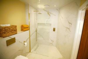 Ένα μπάνιο στο 1 Bed Cottage - Plus Sofa Bed - Sleeps 4 - Central +21 φωτογραφίες
