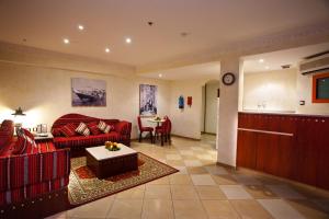 Posezení v ubytování Al Liwan Suites