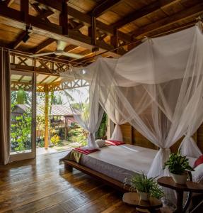 Кровать или кровати в номере Air Manis Hillside Villa Cafe & Resto
