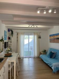 un salon avec un lit et une table dans l'établissement Casa Cactus Paraiso, à Parque Holandes