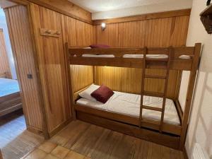 a couple of bunk beds in a room at ASAI218-008 Appartement 2 pièces cabine - Les Saisies - 7 personnes in Les Saisies