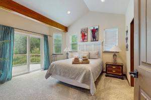 a bedroom with a bed and a window at House at Eagle Creek in Leavenworth