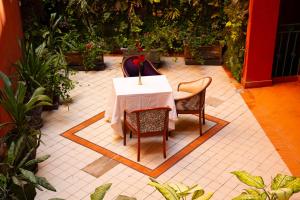 a table and two chairs and a white table and chairs at Hôtel La Villa Racine in Dakar