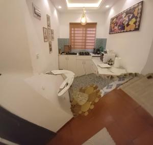 bagno con servizi igienici al centro della camera di Irina Blessed Homes Bonanjo 2 a Douala