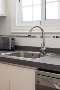 a kitchen counter with a sink and a microwave at VILLA ALAY by Buenavilla in Playa Blanca