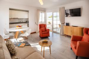 a living room with a couch and chairs and a table at VILLA ALAY by Buenavilla in Playa Blanca