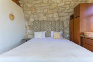 Una cama o camas en una habitación de Sunrise 1 Bedroom In Thoum