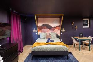 ミュルーズにあるUltra Deluxe Studio, 1000 nuits, Parking sur Placeの大きなベッドとテーブルのある寝室