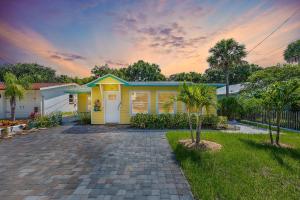 Gallery image of Lemon Drop in Chicken Island