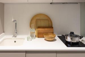 un bancone della cucina con un lavandino e una pentola sul fornello di VLC HOST - Reino a Valencia