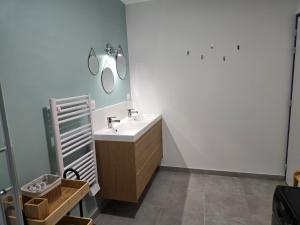 une salle de bain avec un lavabo et deux miroirs au mur dans l'établissement Ti Goéland 4 chambres Proche Mont St Michel, à Roz-sur-Couesnon 41 autres photos