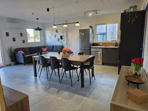 une cuisine et un salon avec une table et des chaises dans l'établissement Ti Goéland 4 chambres Proche Mont St Michel, à Roz-sur-Couesnon