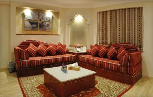 Zona de estar de Al Liwan Suites