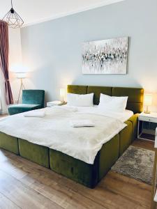 Postel nebo postele na pokoji v ubytování Modernes City-Apartment mit großer Terrasse