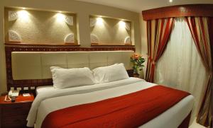 Cama o camas de una habitación en Al Liwan Suites