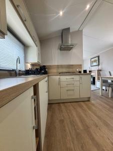 Køkken eller tekøkken på Thornwick Bay Holiday Village - Holiday Accommodation 20633 + 1 billede