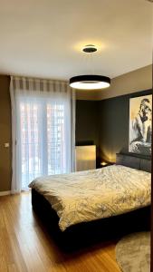 Postel nebo postele na pokoji v ubytování The B Street Suite
