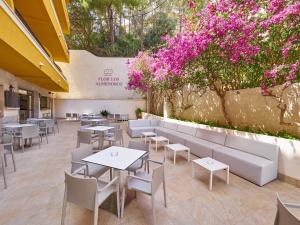 A restaurant or other place to eat at FLOR los Almendros Apartamentos
