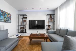 TV a/nebo společenská místnost v ubytování Aristotelous Penthouse by Luxlikehome