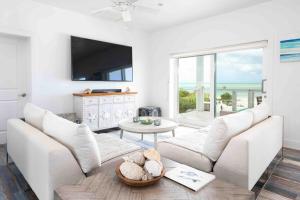 Gallery image of Luxury Beach House Villa with beachfront access! in Sandy Point +31 photos