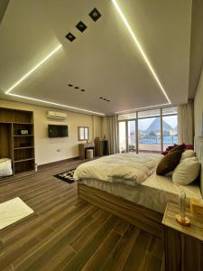 Un dormitorio con una cama grande y una ventana grande en Roone pyramids view hotel, en El Cairo