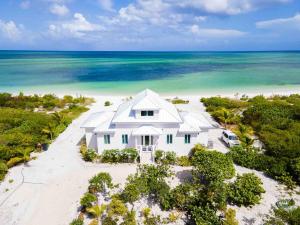 Gallery image of Luxury Beach House Villa with beachfront access! in Sandy Point