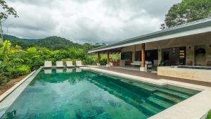 福尔图纳Chachagua Rainforest Hotel & Hot Springs的房子前面的游泳池
