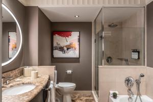 Un baño con inodoro, ducha y lavabo. en Sofitel New York, en Nueva York 40 fotos más