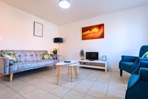 salon z kanapą i stołem w obiekcie Pet friendly house by KBS StayHub Short Lets & Serviced Accommodation Innsworth with parking w mieście Down Hatherley