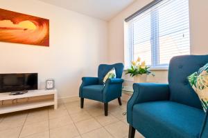 TV a/nebo společenská místnost v ubytování Pet friendly house by KBS StayHub Short Lets & Serviced Accommodation Innsworth with parking