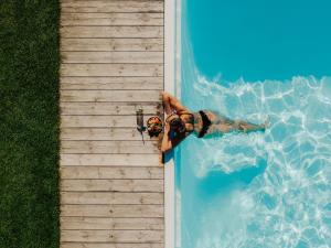ein Mann im Wasser in einem Schwimmbecken in der Unterkunft Hotel B&B Feldmessner in Bruneck